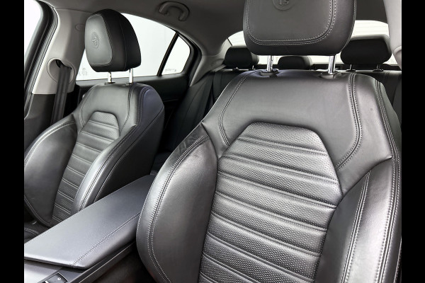 Alfa Romeo Giulia 2.0T Super Veloce-pakket(NL-auto, Navi, Stoel/Stuur VerW, Camera, Parkeersensoren, Etc)