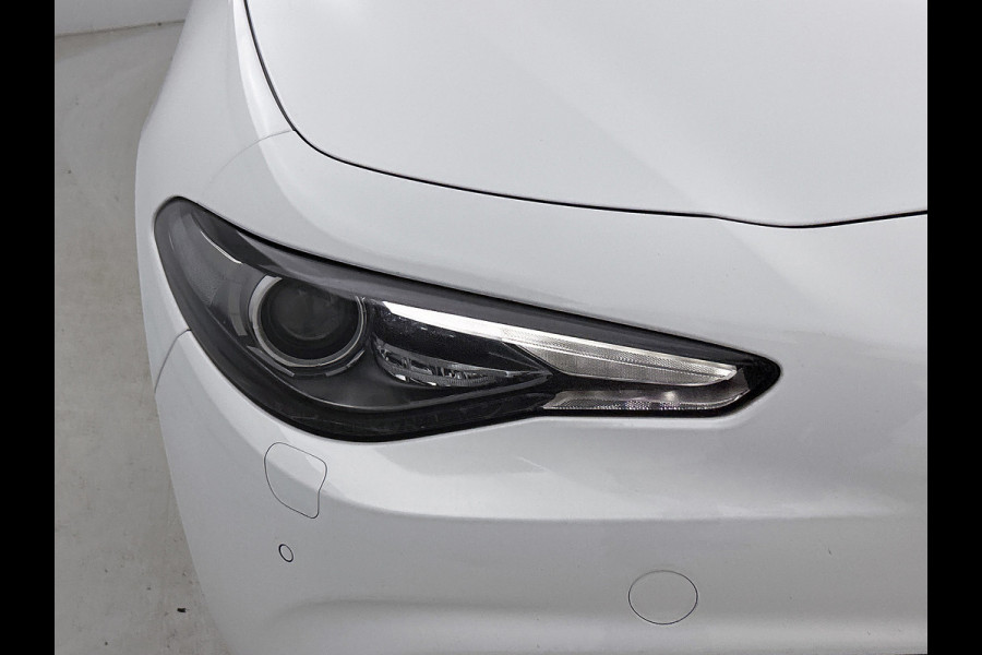 Alfa Romeo Giulia 2.0T Super Veloce-pakket(NL-auto, Navi, Stoel/Stuur VerW, Camera, Parkeersensoren, Etc)