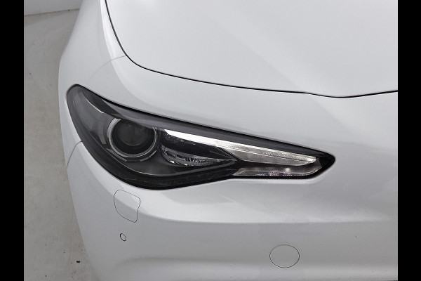 Alfa Romeo Giulia 2.0T Super Veloce-pakket(NL-auto, Navi, Stoel/Stuur VerW, Camera, Parkeersensoren, Etc)
