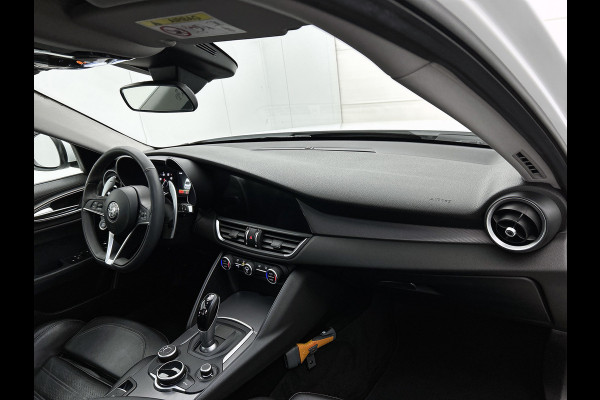 Alfa Romeo Giulia 2.0T Super Veloce-pakket(NL-auto, Navi, Stoel/Stuur VerW, Camera, Parkeersensoren, Etc)