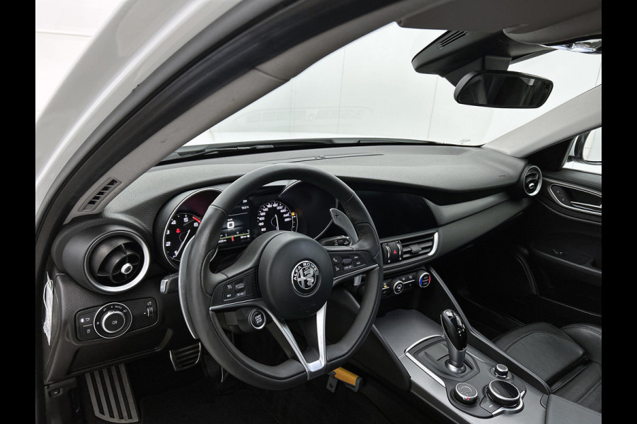 Alfa Romeo Giulia 2.0T Super Veloce-pakket(NL-auto, Navi, Stoel/Stuur VerW, Camera, Parkeersensoren, Etc)