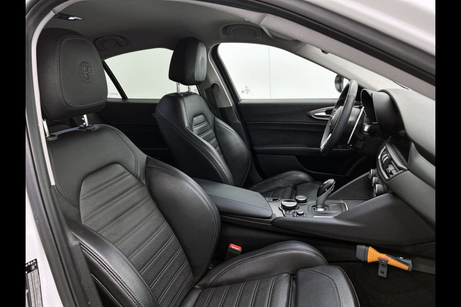 Alfa Romeo Giulia 2.0T Super Veloce-pakket(NL-auto, Navi, Stoel/Stuur VerW, Camera, Parkeersensoren, Etc)