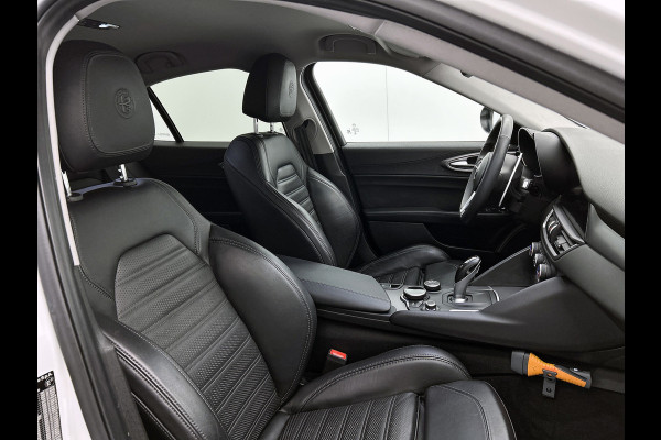 Alfa Romeo Giulia 2.0T Super Veloce-pakket(NL-auto, Navi, Stoel/Stuur VerW, Camera, Parkeersensoren, Etc)