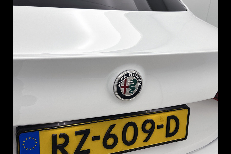 Alfa Romeo Giulia 2.0T Super Veloce-pakket(NL-auto, Navi, Stoel/Stuur VerW, Camera, Parkeersensoren, Etc)