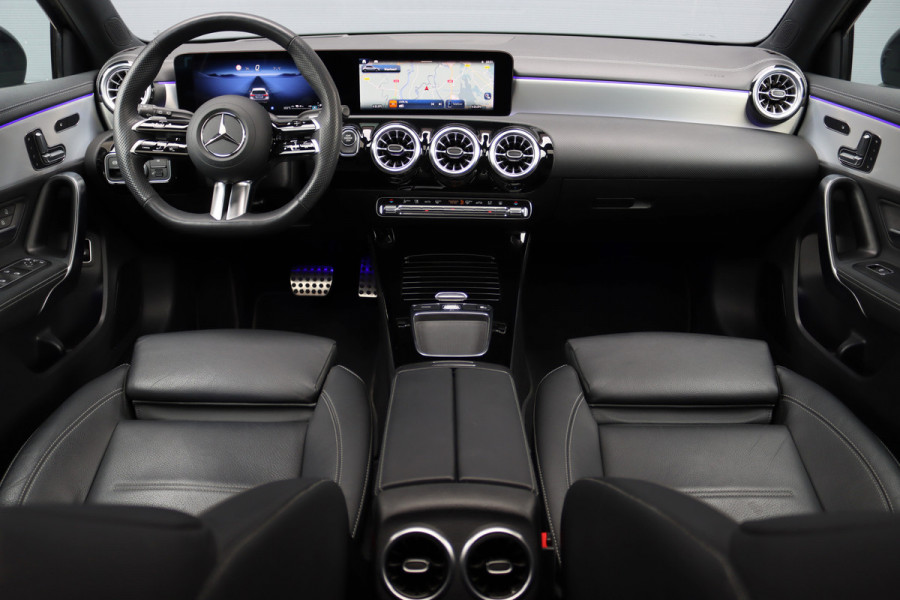 Mercedes-Benz A-Klasse 250 e AMG Line | Facelift | Panoramadak | Memory | HUD | Surround Camera | Advanced Sound System | Keyless Go | Leder | Verwarmd Stuurwiel | Nightpakket | Augemented Reality |