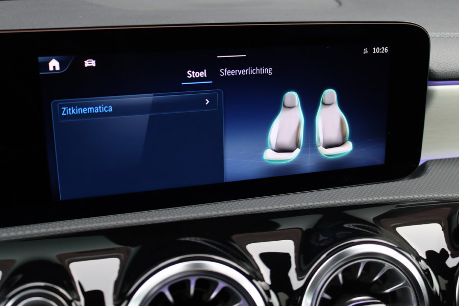 Mercedes-Benz A-Klasse 250 e AMG Line | Facelift | Panoramadak | Memory | HUD | Surround Camera | Advanced Sound System | Keyless Go | Leder | Verwarmd Stuurwiel | Nightpakket | Augemented Reality |