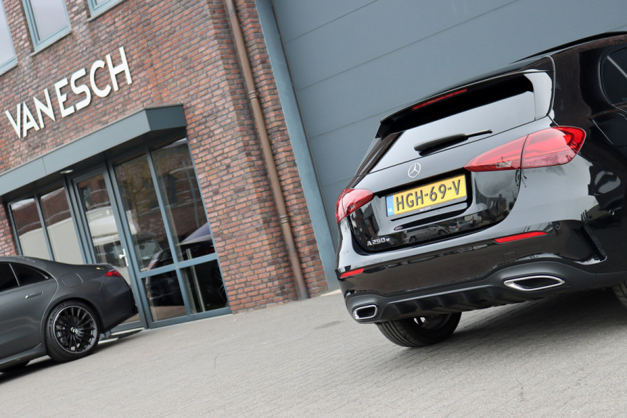Mercedes-Benz A-Klasse 250 e AMG Line | Facelift | Panoramadak | Memory | HUD | Surround Camera | Advanced Sound System | Keyless Go | Leder | Verwarmd Stuurwiel | Nightpakket | Augemented Reality |