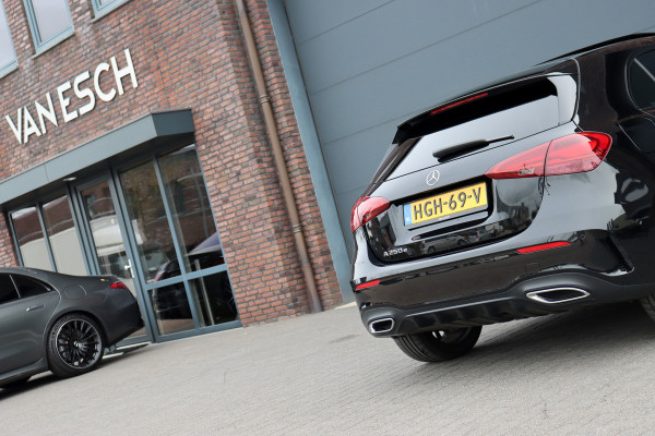 Mercedes-Benz A-Klasse 250 e AMG Line | Facelift | Panoramadak | Memory | HUD | Surround Camera | Advanced Sound System | Keyless Go | Leder | Verwarmd Stuurwiel | Nightpakket | Augemented Reality |