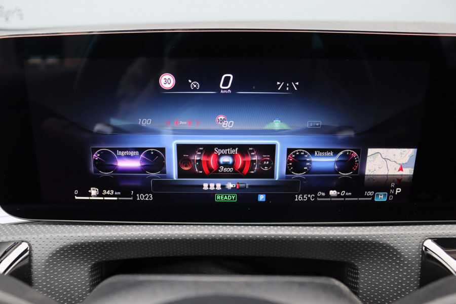 Mercedes-Benz A-Klasse 250 e AMG Line | Facelift | Panoramadak | Memory | HUD | Surround Camera | Advanced Sound System | Keyless Go | Leder | Verwarmd Stuurwiel | Nightpakket | Augemented Reality |