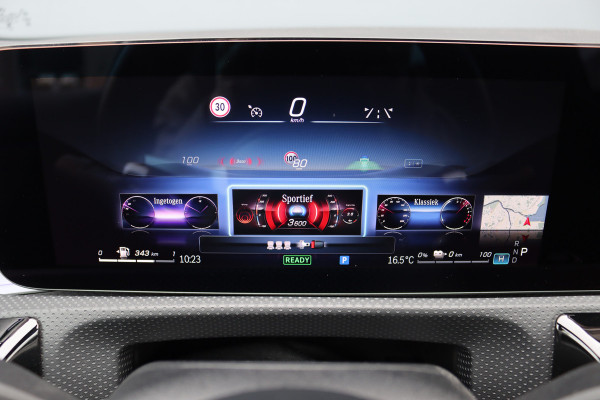 Mercedes-Benz A-Klasse 250 e AMG Line | Facelift | Panoramadak | Memory | HUD | Surround Camera | Advanced Sound System | Keyless Go | Leder | Verwarmd Stuurwiel | Nightpakket | Augemented Reality |