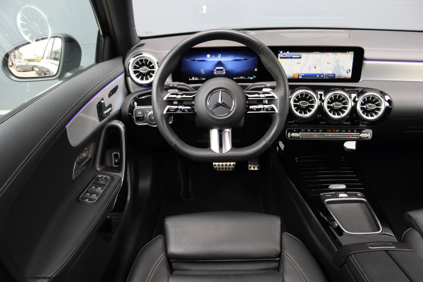 Mercedes-Benz A-Klasse 250 e AMG Line | Facelift | Panoramadak | Memory | HUD | Surround Camera | Advanced Sound System | Keyless Go | Leder | Verwarmd Stuurwiel | Nightpakket | Augemented Reality |