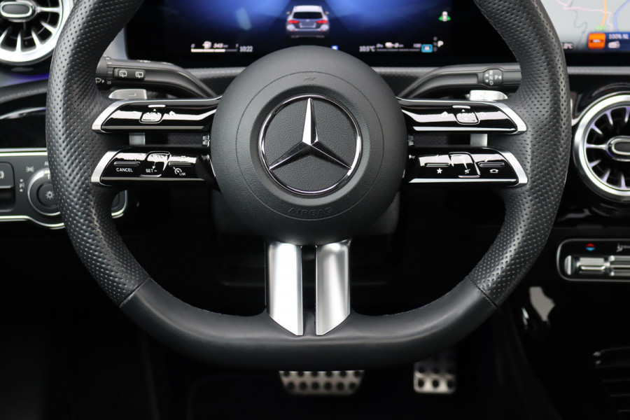 Mercedes-Benz A-Klasse 250 e AMG Line | Facelift | Panoramadak | Memory | HUD | Surround Camera | Advanced Sound System | Keyless Go | Leder | Verwarmd Stuurwiel | Nightpakket | Augemented Reality |