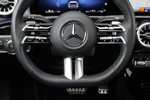Mercedes-Benz A-Klasse 250 e AMG Line | Facelift | Panoramadak | Memory | HUD | Surround Camera | Advanced Sound System | Keyless Go | Leder | Verwarmd Stuurwiel | Nightpakket | Augemented Reality |