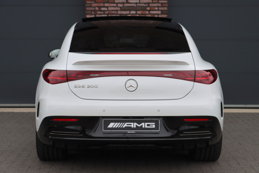 Mercedes-Benz EQE 300 Star Edition AMG 90 kWh | Luchtvering | Achterasbesturing | Distronic+ | Panoramadak | Burmester | Digital Light | Verwarmd Stuurwiel | Trekhaak | Keyless Go |