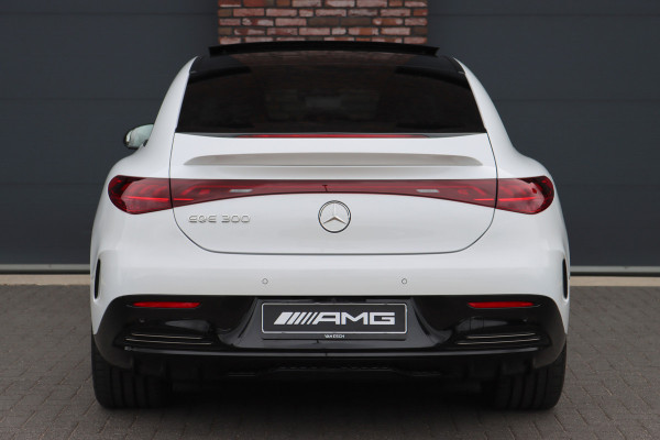Mercedes-Benz EQE 300 Star Edition AMG 90 kWh | Luchtvering | Achterasbesturing | Distronic+ | Panoramadak | Burmester | Digital Light | Verwarmd Stuurwiel | Trekhaak | Keyless Go |