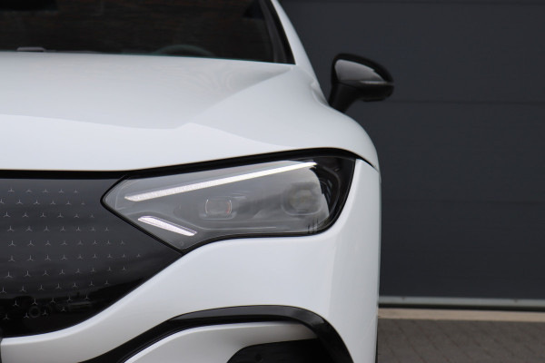 Mercedes-Benz EQE 300 Star Edition AMG 90 kWh | Luchtvering | Achterasbesturing | Distronic+ | Panoramadak | Burmester | Digital Light | Verwarmd Stuurwiel | Trekhaak | Keyless Go |