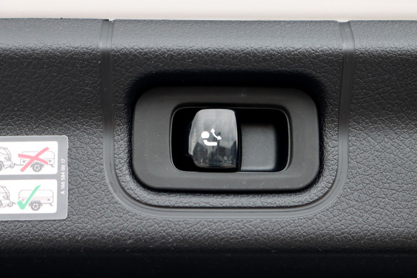 Mercedes-Benz EQE 300 Star Edition AMG 90 kWh | Luchtvering | Achterasbesturing | Distronic+ | Panoramadak | Burmester | Digital Light | Verwarmd Stuurwiel | Trekhaak | Keyless Go |