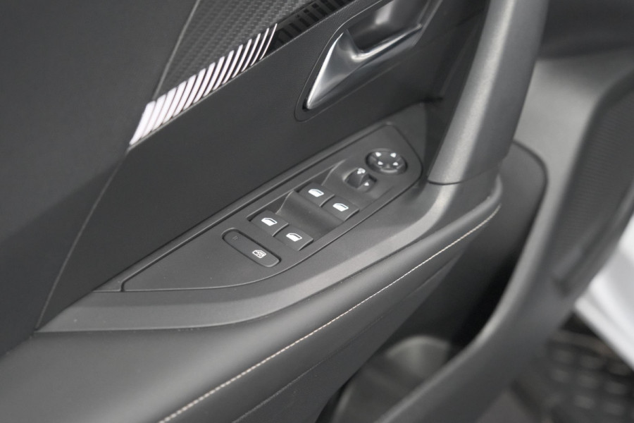 Peugeot 2008 PureTech 130 EAT8 Allure | Allseason banden | 360 Camera | Dodehoekdetectie | Apple Carplay | Stoelverwarming