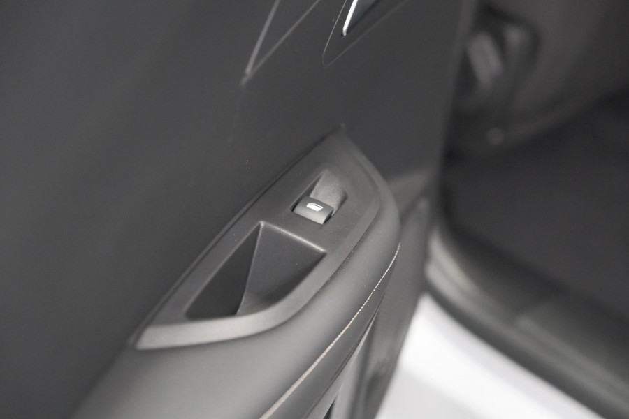 Peugeot 2008 PureTech 130 EAT8 Allure | Allseason banden | 360 Camera | Dodehoekdetectie | Apple Carplay | Stoelverwarming