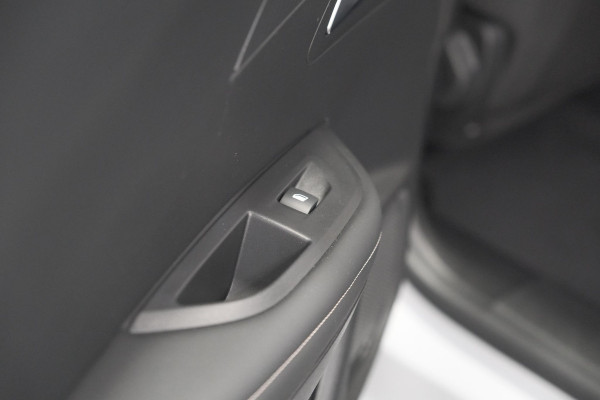 Peugeot 2008 PureTech 130 EAT8 Allure | Allseason banden | 360 Camera | Dodehoekdetectie | Apple Carplay | Stoelverwarming