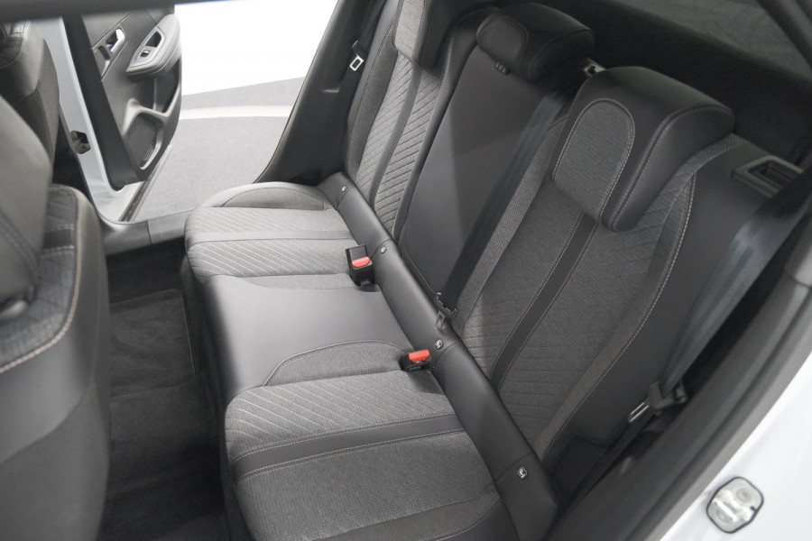 Peugeot 2008 PureTech 130 EAT8 Allure | Allseason banden | 360 Camera | Dodehoekdetectie | Apple Carplay | Stoelverwarming