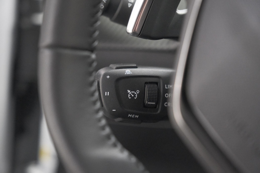 Peugeot 2008 PureTech 130 EAT8 Allure | Allseason banden | 360 Camera | Dodehoekdetectie | Apple Carplay | Stoelverwarming