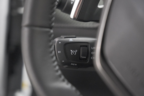 Peugeot 2008 PureTech 130 EAT8 Allure | Allseason banden | 360 Camera | Dodehoekdetectie | Apple Carplay | Stoelverwarming