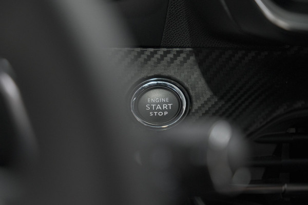 Peugeot 2008 PureTech 130 EAT8 Allure | Allseason banden | 360 Camera | Dodehoekdetectie | Apple Carplay | Stoelverwarming