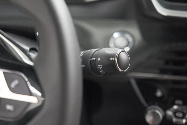 Peugeot 2008 PureTech 130 EAT8 Allure | Allseason banden | 360 Camera | Dodehoekdetectie | Apple Carplay | Stoelverwarming