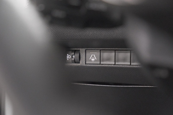 Peugeot 2008 PureTech 130 EAT8 Allure | Allseason banden | 360 Camera | Dodehoekdetectie | Apple Carplay | Stoelverwarming
