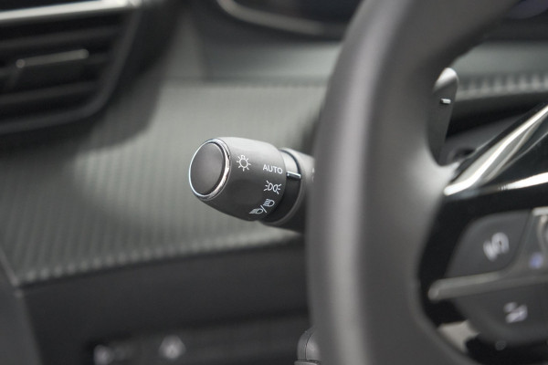 Peugeot 2008 PureTech 130 EAT8 Allure | Allseason banden | 360 Camera | Dodehoekdetectie | Apple Carplay | Stoelverwarming