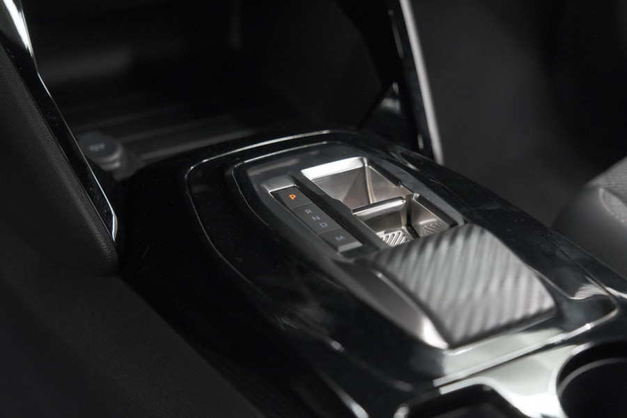 Peugeot 2008 PureTech 130 EAT8 Allure | Allseason banden | 360 Camera | Dodehoekdetectie | Apple Carplay | Stoelverwarming