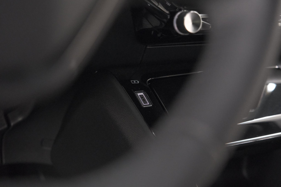 Peugeot 2008 PureTech 130 EAT8 Allure | Allseason banden | 360 Camera | Dodehoekdetectie | Apple Carplay | Stoelverwarming
