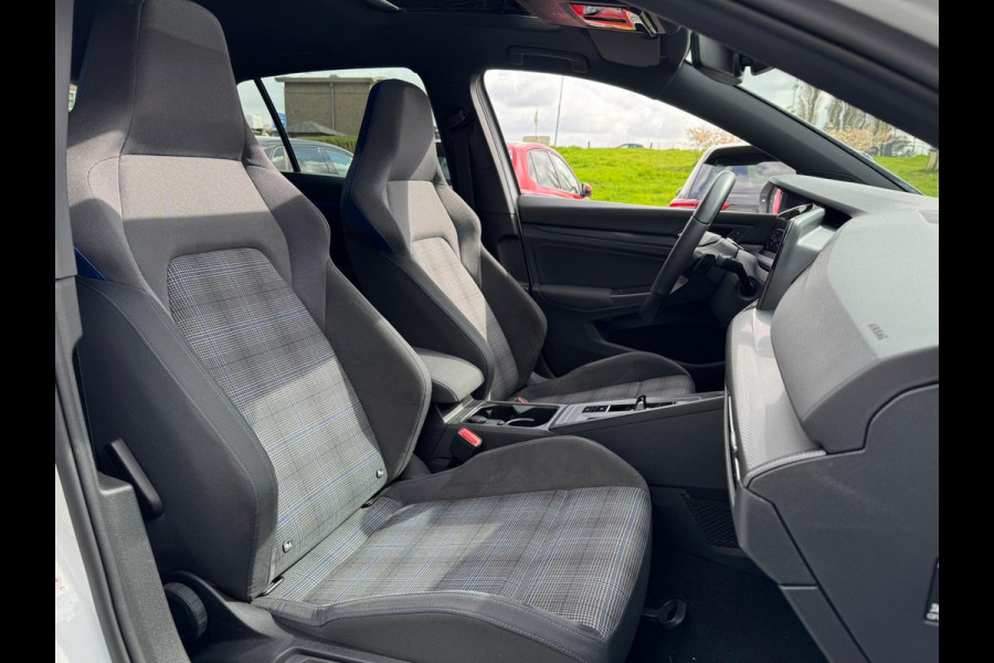 Volkswagen Golf GTE 245PK HYBRID SPORT TREKHAAK/CAMERA/IQ-LIGHT/PANORAMADAK