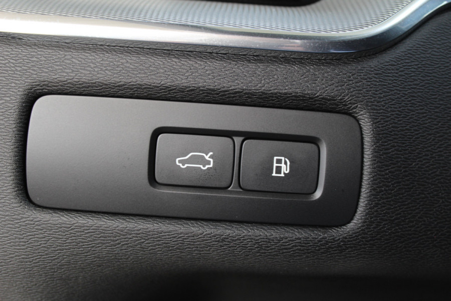 Volvo XC60 2.0 T8 Plug-in hybrid AWD Plus Black Edition Elek. Trekhaak | 360 Camera | Panorama dak | Getint glas