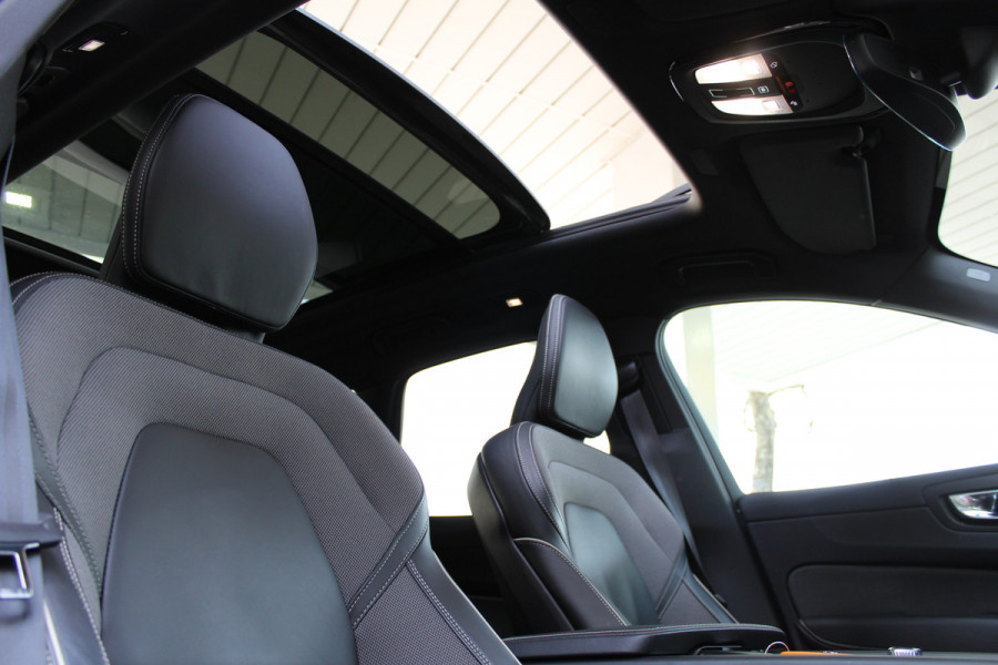 Volvo XC60 2.0 T8 Plug-in hybrid AWD Plus Black Edition Elek. Trekhaak | 360 Camera | Panorama dak | Getint glas