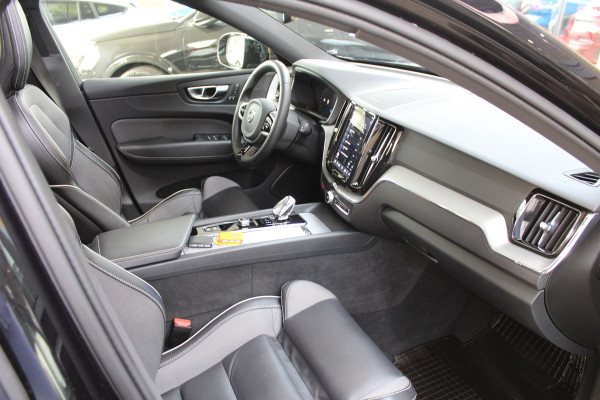 Volvo XC60 2.0 T8 Plug-in hybrid AWD Plus Black Edition Elek. Trekhaak | 360 Camera | Panorama dak | Getint glas