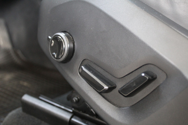 Volvo XC60 2.0 T8 Plug-in hybrid AWD Plus Black Edition Elek. Trekhaak | 360 Camera | Panorama dak | Getint glas