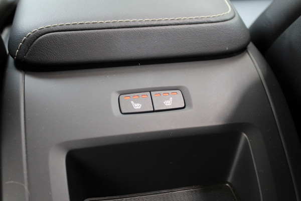 Volvo XC60 2.0 T8 Plug-in hybrid AWD Plus Black Edition Elek. Trekhaak | 360 Camera | Panorama dak | Getint glas