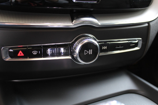 Volvo XC60 2.0 T8 Plug-in hybrid AWD Plus Black Edition Elek. Trekhaak | 360 Camera | Panorama dak | Getint glas