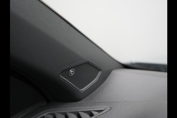 Volkswagen T-Roc Cabrio 1.5 TSI 2 x R-Line 150pk DSG Dealer O.H | Valcona Lederen Sportstoelen | Adaptive Cruise | Trekhaak Afn. | Beats Audio | IQ Drive | 19"L.M | Camera | Stuurverwarming |  Keyless | Matrix LED |