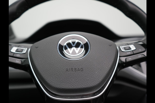 Volkswagen T-Roc Cabrio 1.5 TSI 2 x R-Line 150pk DSG Dealer O.H | Valcona Lederen Sportstoelen | Adaptive Cruise | Trekhaak Afn. | Beats Audio | IQ Drive | 19"L.M | Camera | Stuurverwarming |  Keyless | Matrix LED |