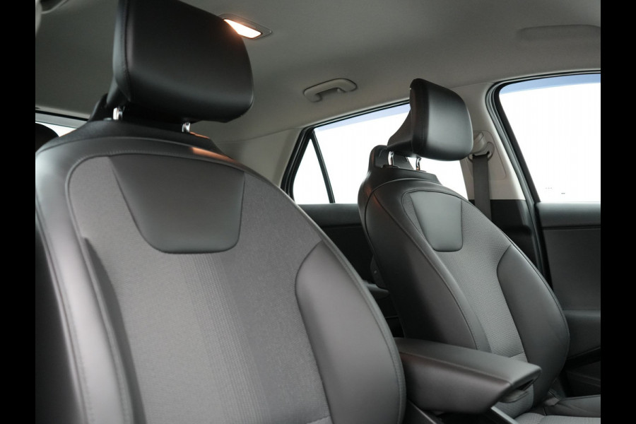 Kia Niro 1.6 GDi DynamicLine PHEV 182pk Dealer O.H. | Trekhaak Afn. | Adaptive Cruise | Camera | Sportstoelen & Stuur Verwarmd | Keyless | Blis | Apple Carplay | Sfeerverlichting | Navigatie | Virtual | DAB | Plug In Hybrid |