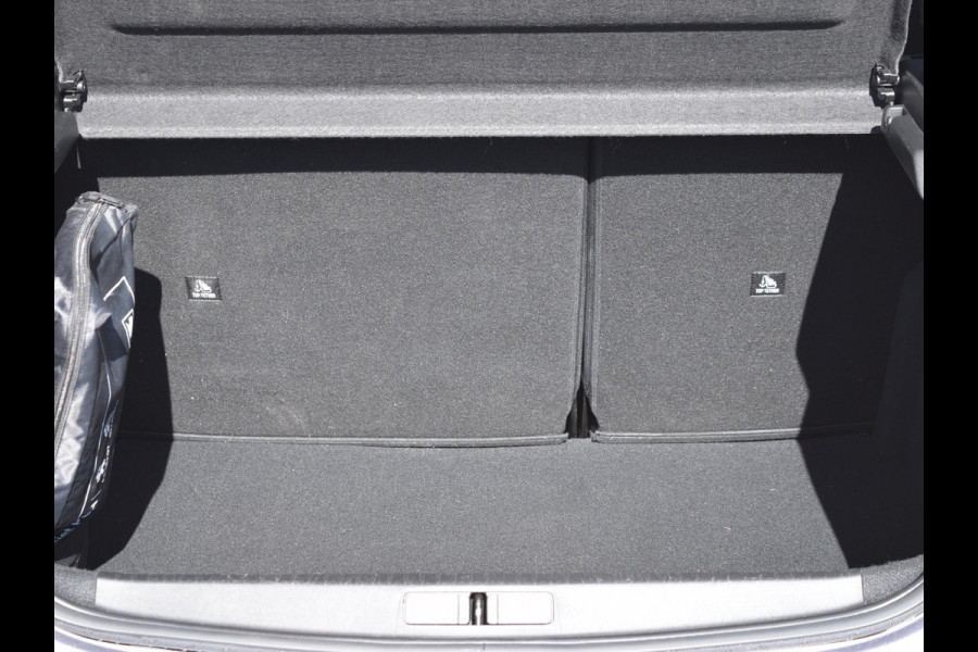 Peugeot e-208 EV GT Pack 50 kWh SOH 94% | CAMERA MET SENSOREN | NAVI & CARPLAY | E.C.C. |