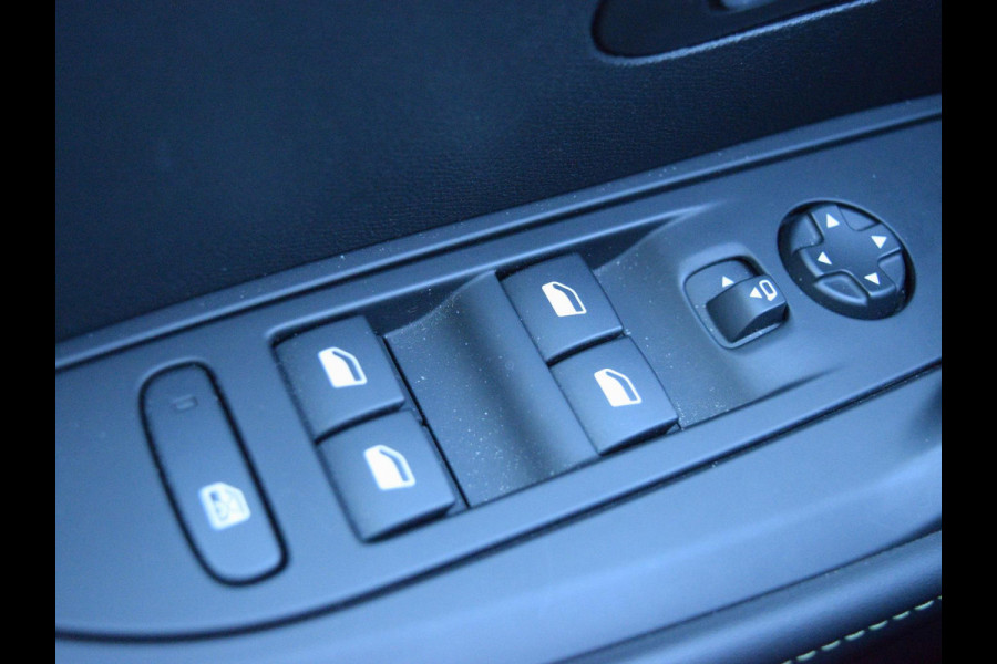 Peugeot e-208 EV GT Pack 50 kWh SOH 94% | CAMERA MET SENSOREN | NAVI & CARPLAY | E.C.C. |