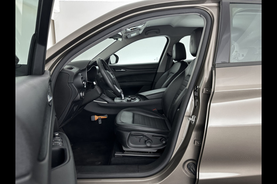 Alfa Romeo Stelvio 2.2d Super Aut. *LEATHER-FABRIC | BI-XENON | DAB+ | NAVI-FULLMAP | COMFORT-SEATS | ECC | CRUISE | PDC | 18"ALU*