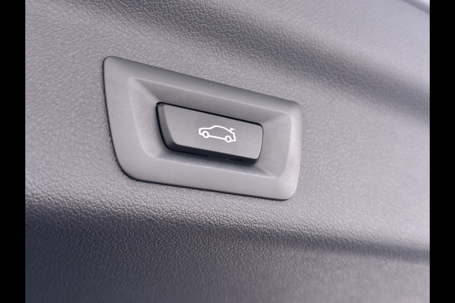 BMW X1 xDrive25e 4WD Hybride 245pk AUT-7 Leder Trekhaak LED Adap.Cruise Camera Navi Sportstoelen Dual-Ecc ParkAssist PDC Apple Carplay  Lmv Elek.Achterklep ConnectDrive Isofix DAB Led Regen-Lichtsensor Lane Assist Wifi AWD 1.700KG Trekgewicht 1e Eigenaar Dealeronderhouden Origineel Nederlandse Auto