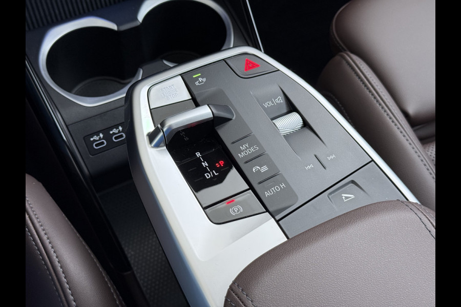 BMW X1 xDrive25e 4WD Hybride 245pk AUT-7 Leder Trekhaak LED Adap.Cruise Camera Navi Sportstoelen Dual-Ecc ParkAssist PDC Apple Carplay  Lmv Elek.Achterklep ConnectDrive Isofix DAB Led Regen-Lichtsensor Lane Assist Wifi AWD 1.700KG Trekgewicht 1e Eigenaar Dealeronderhouden Origineel Nederlandse Auto