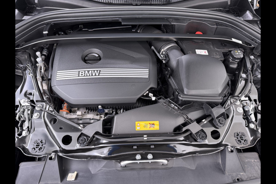 BMW X1 xDrive25e 4WD Hybride 245pk AUT-7 Leder Trekhaak LED Adap.Cruise Camera Navi Sportstoelen Dual-Ecc ParkAssist PDC Apple Carplay  Lmv Elek.Achterklep ConnectDrive Isofix DAB Led Regen-Lichtsensor Lane Assist Wifi AWD 1.700KG Trekgewicht 1e Eigenaar Dealeronderhouden Origineel Nederlandse Auto