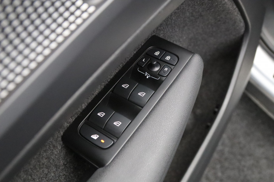 Volvo XC40 1.5 T4 211 PK Recharge R-Design PHEV, 360 Camera, Stoel- & Stuurverwarming, Climate Control